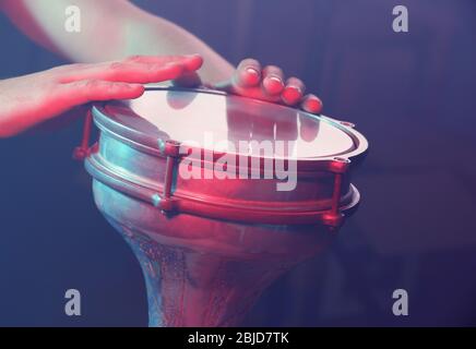 Hände von Menschen spielen afrikanische Trommel beim Konzert Stockfoto