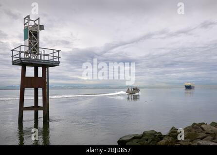 Fraser River Krabbenboot und Frachter. Ein kommerzielles Krabbenboot und ein Auto, das Fraser River befördern. In Der Nähe Von Vancouver, British Columbia. Stockfoto