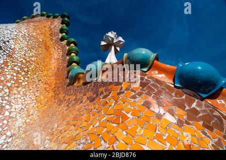 Barcelona, Spanien - 19. September 2014: Dach des Hauses Casa Batllo - Haus der Knochen von Antoni Gaudi entworfen. Keramikfliesen, mit Turm und Glühbirne. Stockfoto