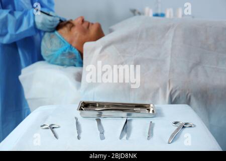 Konzept der plastischen Chirurgie. Bedienwerkzeuge auf dem Tisch Stockfoto