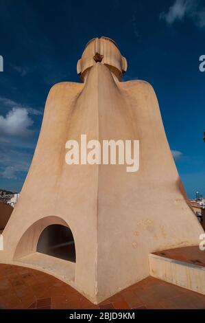 Barcelona, Spanien - 19. September 2014: Außenansicht der Casa Mila - La Pedrera von Antonio Gaudi. Schornsteine bekannt als espanta bruixes - Hexenschrecke. Par Stockfoto