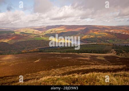 Blick von Win Hill im Peak District National Park, mit Ladybower Reservoir im Tal unten. England, Großbritannien Stockfoto