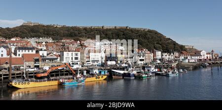Panoramablick auf Scarborough an einem sonnigen Tag inklusive Stadt und Meer. Yorkshire, England, Großbritannien Stockfoto