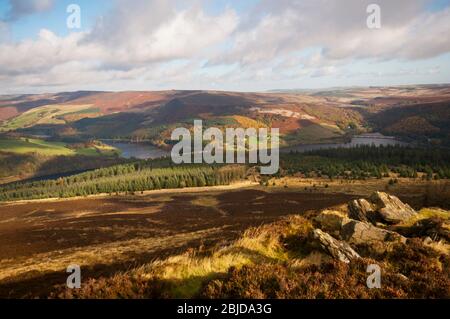 Blick von Win Hill im Peak District National Park, mit Ladybower Reservoir im Tal unten. England, Großbritannien Stockfoto