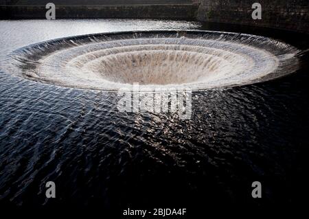 Plug-Hole oder Überlauf Ladybower Reservoir im Peak District National Park, England, Großbritannien Stockfoto