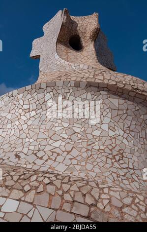 Barcelona, Spanien - 19. September 2014: Außenansicht der La Pedrera - Casa Mila von Antonio Gaudi. Schornsteine, die als Hexenschrecke bekannt sind. Teil der UNESCO wo Stockfoto