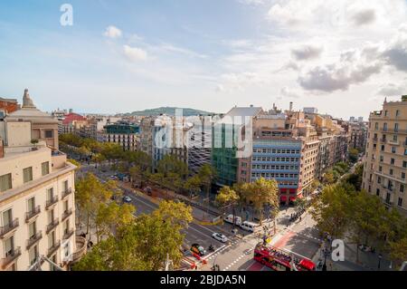 Barcelona, Spanien - 19. September 2014: Blick auf den Passeig de Gracia. Diese Straße ist eine der wichtigsten Straßen der Stadt. Barcelona, Spanien. Stockfoto