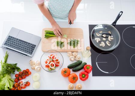 Top über hohen Winkel Ansicht Porträt von ihr sie schön kreative Hausfrau machen tun häusliche köstliche Mahlzeit Vitamin-Salat mit Laptop in modernem Weiß Stockfoto