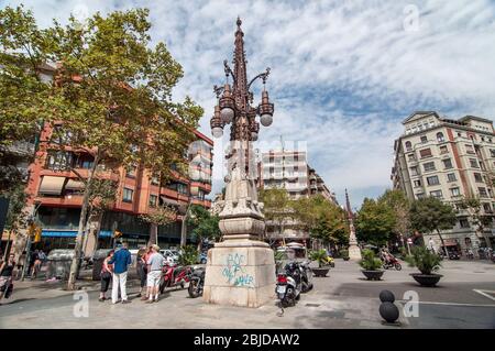 Barcelona, Spanien - 20. September 2014: Historische Laterne im Zentrum von Barcelona, entworfen vom Architekten Antoni Gaudi. Barcelona, Spanien Stockfoto