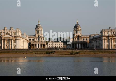 Das Old Royal Naval College ist ein UNESCO-Weltkulturerbe am Ufer der Themse, das von Sir Christopher Wren 1696 in Greenwich, London, entworfen wurde Stockfoto