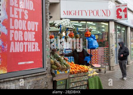 Peckham, Großbritannien. April 2020. Menschen, die Schutzmaske tragen, leben während der Sperrung des Coronavirus in Südlondon täglich. ( Kredit: Sam Mellish/Alamy Live News ) Stockfoto