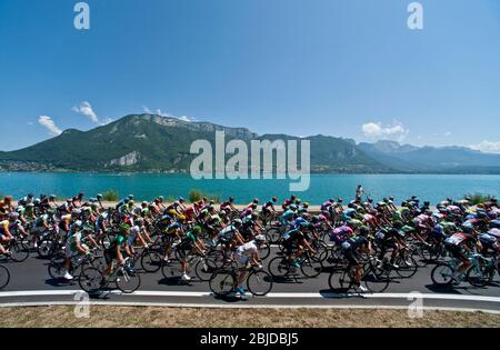 20.07.2013 Annecy, Frankreich. Das Hauptfeld am Stadtrand von Annecy während der Etappe 20 der Tour De France Annecy nach Annecy-Semnoz. Stockfoto