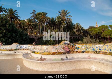 Barcelona, Spanien - 20. September 2014: Große hügelige Sitzecke inmitten des Park Güell, Barcelona. Die keramischen Fliesen, die den Platz schmücken Stockfoto