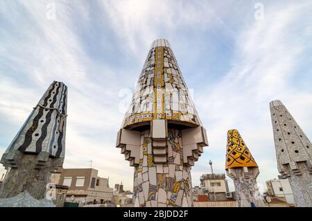 Barcelona, Spanien - 20. September 2014: Design von dem Dach des Palais Guell - Gaudi Schornstein: gebrochene Fliesen Mosaike und seltsam verzierte Kamine sind Evid Stockfoto