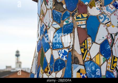 Barcelona, Spanien - 20. September 2014: Design von dem Dach des Palais Guell - Gaudi Schornstein: gebrochene Fliesen Mosaike und seltsam verzierte Kamine sind Evid Stockfoto