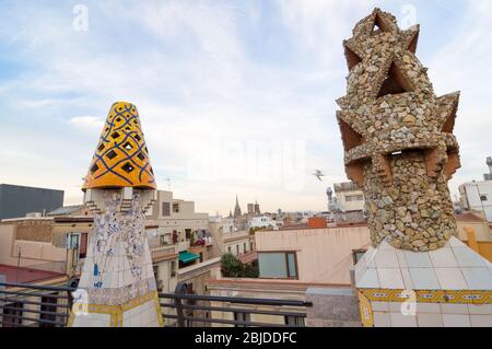Barcelona, Spanien - 20. September 2014: Design von dem Dach des Palais Guell - Gaudi Schornstein: gebrochene Fliesen Mosaike und seltsam verzierte Kamine sind Evid Stockfoto