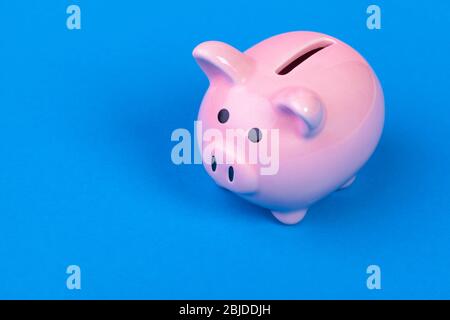 Pinik piggy Bank auf hellem Hintergrund Stockfoto