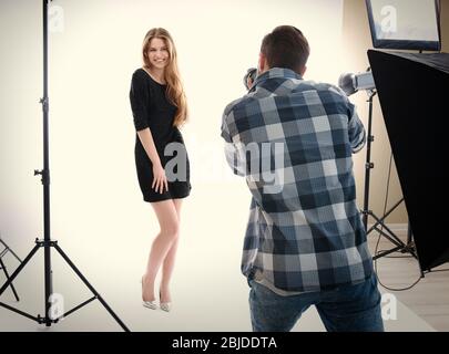 Fotograf, der das Model im Studio fotografiert Stockfoto