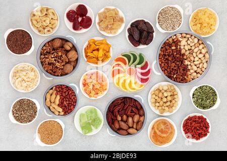 Gesunde Auswahl an getrockneten Früchten und Samen. Hoch in Antioxidantien, Protein, Omega 3, Mineralien, Vitamine und Anthocyane. Stockfoto