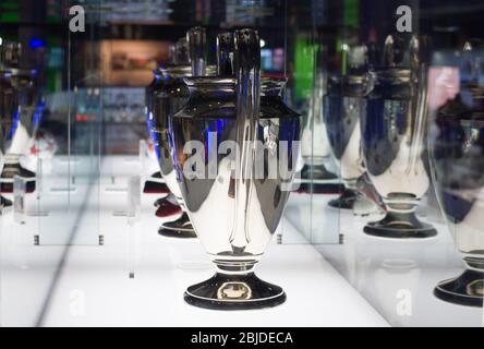 Barcelona, Spanien - 22. September 2014: UEFA Champions League Cup im Museum. UEFA Cup - Trophäe, die jährlich von der UEFA an den Fußballverein vergeben wird, der gewinnt Stockfoto