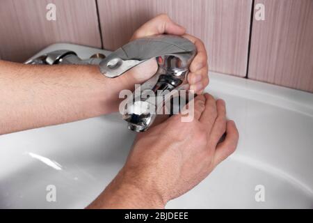 Nahaufnahme der Klempner Fixierung am Waschbecken tippen Stockfoto
