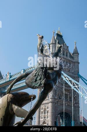 Skulptur eines "Mädchens mit einem Delphin" von David Wynne am Nordufer der Themse und vor der legendären Tower Bridge, London, Großbritannien Stockfoto