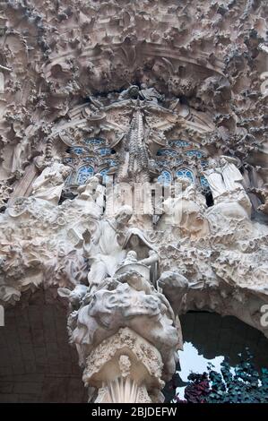 Barcelona, Spanien - 22. September 2014: Detailansicht der Fassade der Sagrada Familia in Barcelona, Spanien. Römisch-katholische Kirche von katalanischen archit entworfen Stockfoto