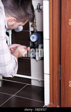 Klempner im Bad Stockfoto