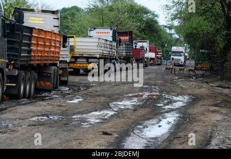 SAMBIA, Sinazese, chinesisches Eigentum Collum Coal Mine, unterirdischer ming von Steinkohle für Kupferschmelzer und Zementfabrik, LKW warten auf Verladung /SAMBIA, Collum Coal Mine eines chinesischen Unternehmens, Untertageabbau von Steinkohle, LKW warten auf Beladung Stockfoto