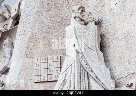 Barcelona, Spanien - 22. September 2014: Detailansicht der Fassade der Sagrada Familia in Barcelona, Spanien. Römisch-katholische Kirche von katalanischen archit entworfen Stockfoto