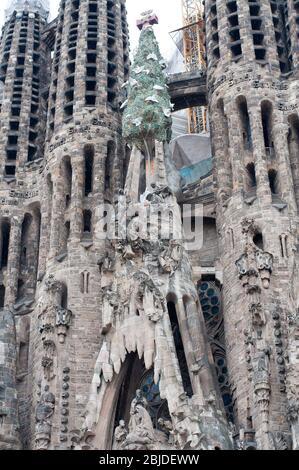 Barcelona, Spanien - 22. September 2014: Detailansicht der Fassade der Sagrada Familia in Barcelona, Spanien. Römisch-katholische Kirche von katalanischen archit entworfen Stockfoto