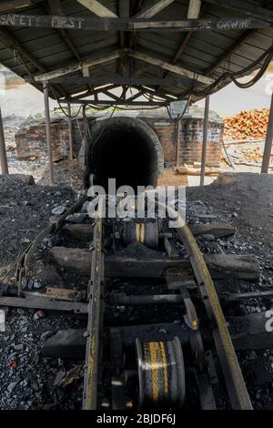 SAMBIA, Sinazese, chinesisches Eigentum Collum Kohlemine, unterirdischer Abbau von Steinkohle für Kupferschmelzer und Zementfabrik, Eingang zur Grube, Eisenbahnstrecke für Kohlewagen / SAMBIA, Collum Kohlemine eines chinesischen Unternehmens, Untertageabbau von Steinkohle, Schiene für Loren Stockfoto