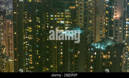 High-Density-Gehäuse in der Nacht in Hongkong. Stockfoto