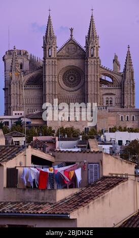 Blick auf das Dach in der Dämmerung von La Seu, der gotischen mittelalterlichen Kathedrale von Palma de Mallorca, Spanien, Europa. Stockfoto