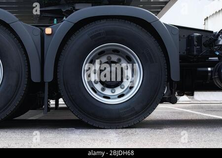 LKW-Reifen, Rad des schweren Sattelschlepper, Nahaufnahme. Güterverkehr, Räder von modernen LKW. Stockfoto