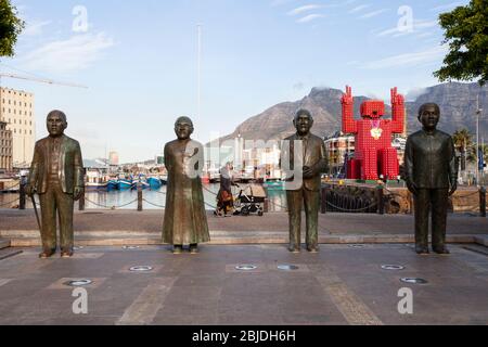 Nobel Square in Victoria & Alfred Waterfront, Kapstadt, Südafrika, Skulpturen von Albert Lutuli, Desmond Tutu, F. W. de Klerk und Nelson Mandela Stockfoto