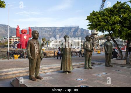 Nobel Square in Victoria & Alfred Waterfront, Kapstadt, Südafrika, Skulpturen von Albert Lutuli, Desmond Tutu, F. W. de Klerk und Nelson Mandela Stockfoto