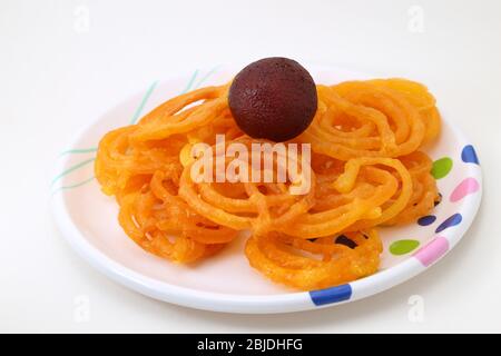 Indische Süßigkeit oder Dessert Jalebi mit Kala Gulab Jamun Stockfoto