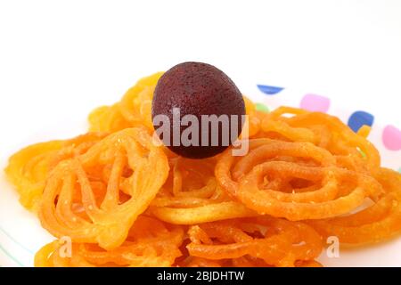 Indische Süßigkeit oder Dessert Jalebi mit Kala Gulab Jamun Stockfoto