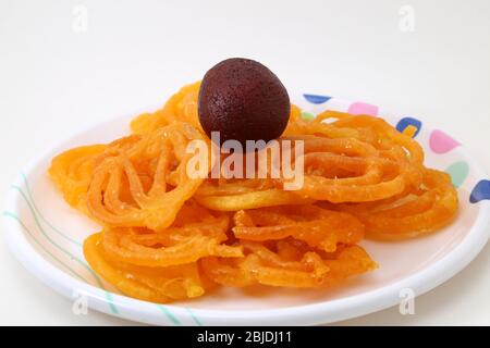 Indische Süßigkeit oder Dessert Jalebi mit Kala Gulab Jamun Stockfoto