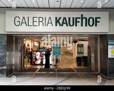 München, Bayern, Deutschland. April 2020. Der Eingang zum wieder eröffneten Kaufhaus Galeria Kaufhof am Münchner Marienplatz. Die Geschäfte in Bayern, Deutschland, werden im Rahmen der Entspannungsmaßnahmen, die alle Geschäfte auf 800 Kubikmeter begrenzen und eine Hygienedurchsetzung in den Geschäften erfordern, wie die Begrenzung der Kunden und nur maskierte Kunden in. Kredit: Sachelle Babbar/ZUMA Wire/Alamy Live News Stockfoto
