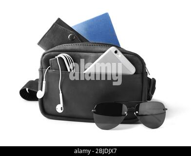 Schwarze Ledertasche mit persönlichen Sachen auf weißem Hintergrund Stockfoto