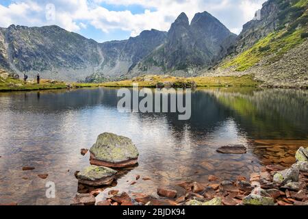 Berggipfel in den Gletschersee reflektiert Retezat-Gebirge, Rumänien Stockfoto