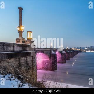 Im Winter ist die Market Street Bridge in Harrisburg, PA, am frühen Morgen mit einem blauen Himmel über der Stadt zu sehen Stockfoto