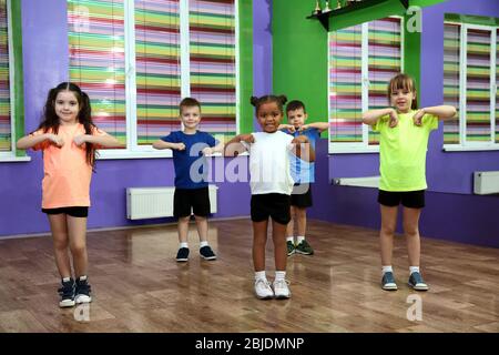 Gruppe von Kindern, die in der Choreographie-Klasse tanzen Stockfoto