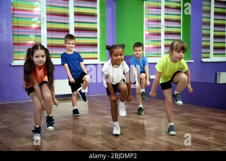 Gruppe von Kindern, die in der Choreographie-Klasse tanzen Stockfoto