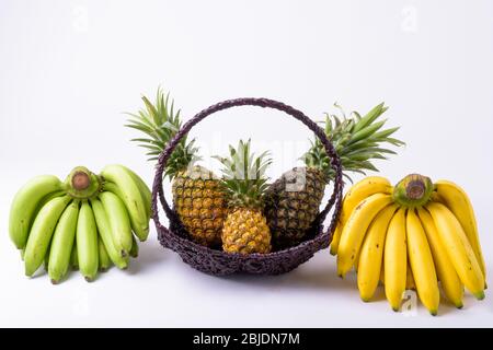 Portrait Von Korb Mit Ananas Und Bananen An Der Seite Stockfoto