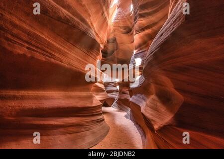 Im Antelope Canyon in Page, Arizona, USA. Sonnenlicht von oben in der Slop Canyon Stockfoto