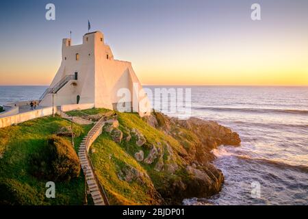 Herrlicher Blick auf die Festung Sperlonga Truglia Turm (Torre Truglia) bei Sonnenuntergang in der Stadt Sperlonga, Latium, Italien Stockfoto