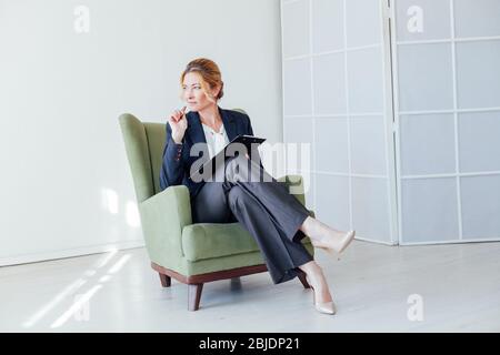Porträt einer Geschäftsfrau Psychologin mit Dokumenten bei der Arbeit im Büro Stockfoto